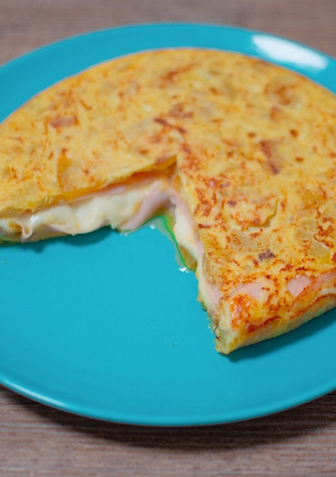 Una foto de Tortilla rellena de queso y pavo