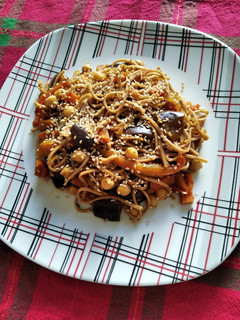 Una foto de Tallarines con verduras salteadas express -vegano- :)