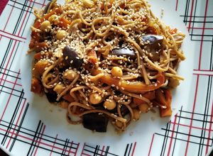 Una foto de Tallarines con verduras salteadas express -vegano- :)
