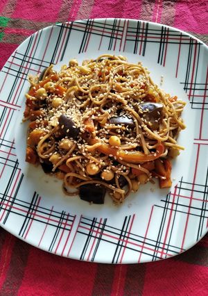 Una foto de Tallarines con verduras salteadas express -vegano- :)