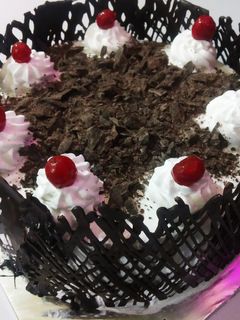 ब्लैक फॉरेस्ट केक (Black forest cake recipe in hindi) रेसिपी मुख्य फोटो