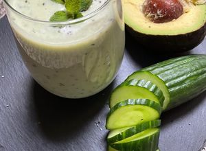 Une photo de 🥒 smoothie 🧋concombre 🥒 🥑 avocat 🥑 chia🍁
