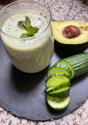 Une photo de 🥒 smoothie 🧋concombre 🥒 🥑 avocat 🥑 chia🍁