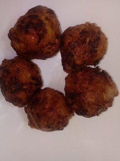 உருளைக்கிழங்கு போண்டா (Urulaikilanku bonda recipe in tamil) செய்முறை முக்கிய புகைப்படம்