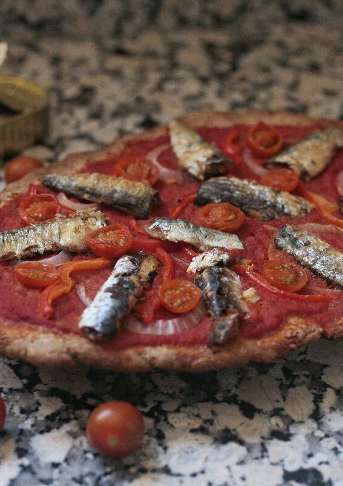 Una foto de Coca integral de tomate y sardinas 🍅🐟 Apta para diabéticos