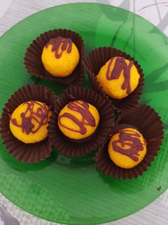 Una foto de Coquitos amarillos con toque de chocolate