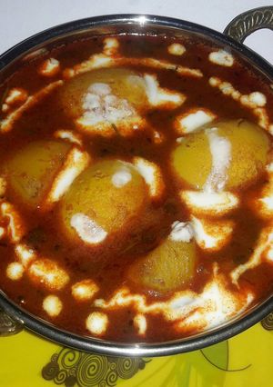 বাঙালি ধাঁচে তৈরি আলু ও ডিমের কারি রেসিপির প্রধান ছবি
