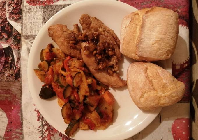Pollo alle mandorle con caponata di verdure
