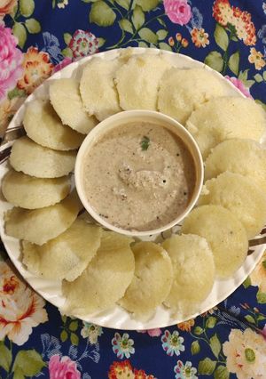 सूजी इडली (Suji idli recipe in Hindi) रेसिपी मुख्य फोटो
