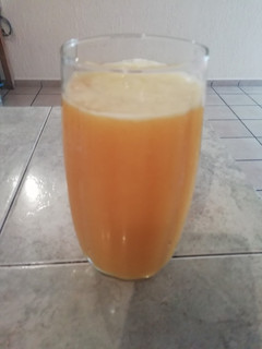 Una foto de Agua fresca de mango con naranja