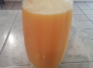 Una foto de Agua fresca de mango con naranja