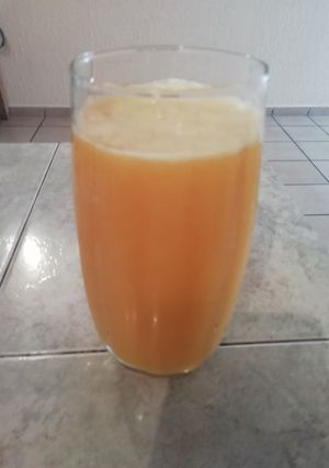 Una foto de Agua fresca de mango con naranja
