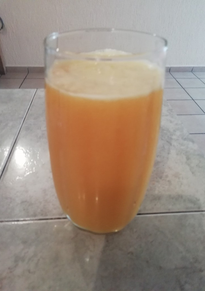 Una foto de Agua fresca de mango con naranja