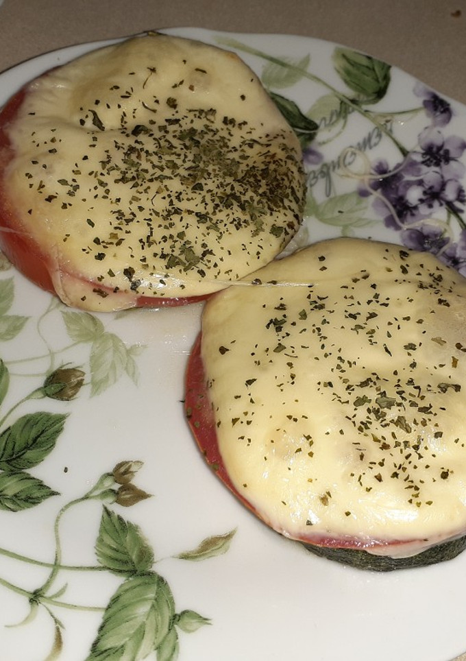 Una foto de Berenjenas y zucchini al horno con queso y tomate