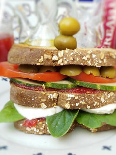 Foto principal de Sándwich caprese con mermelada de tomate