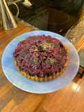 Tarta de arándanos invertida con nueces partidas y bizcocho del yogur
