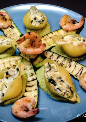 Foto di Conchiglioni ripieni di zucchine, gamberetti e ricotta con pesto di zucchine e zucchine grigliate