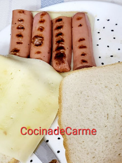 Una foto de Sándwich de frankfurt y queso