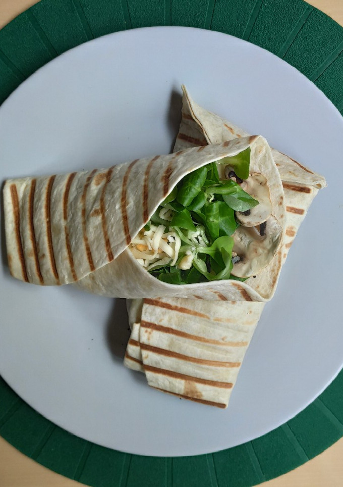 Una foto de Burritos de espinacas, champiñones y queso