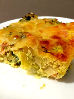 Una foto de Pastel de brócoli, puerros y salmón a la mostaza