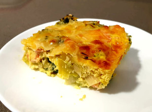 Foto principal de Pastel de brócoli, puerros y salmón a la mostaza