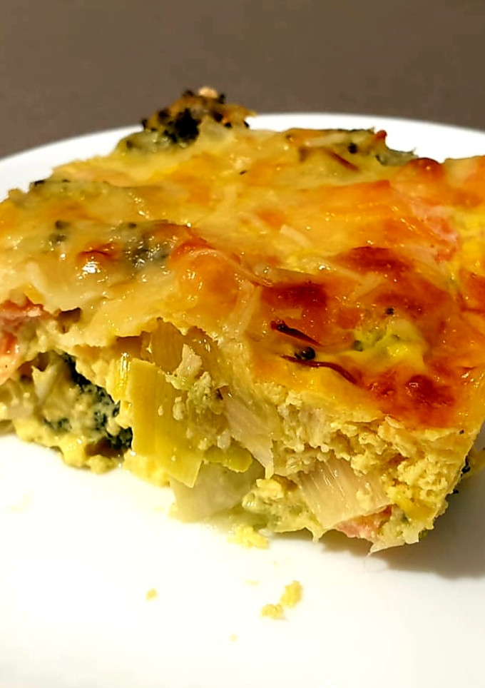 Foto principal de Pastel de brócoli, puerros y salmón a la mostaza
