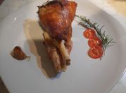 Una foto de cabrito horno