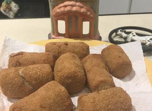 Una foto de Croquetas de Cerdo Y Jamón Serrano