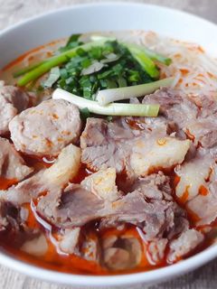 Hình của món BÚN bò nạm-chả quết.