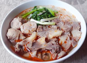Hình của món BÚN bò nạm-chả quết.