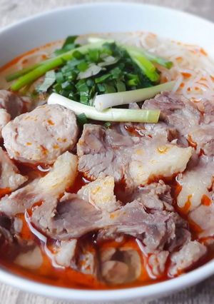 Hình của món BÚN bò nạm-chả quết.