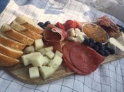 Una foto de queso brie con mermelada