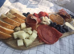 Una foto de Tabla de quesos para picnic