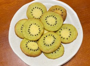 Hình của món Cookie trà xanh hình quả kiwi.