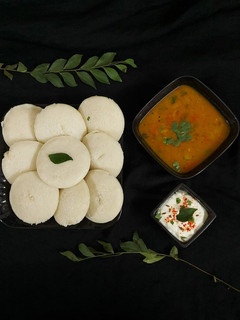 ઈડલી સંભાર (Idli Sambhar Recipe In Gujarati) રેસીપી મુખ્ય ફોટો