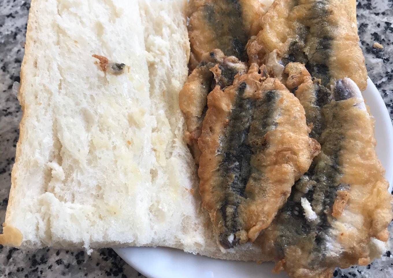 Bocadillo de anchoas del cantábrico rebozadas