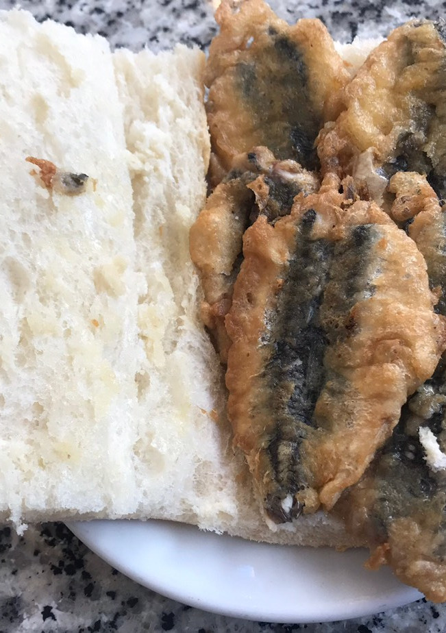 Una foto de Bocadillo de anchoas del cantábrico rebozadas