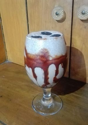 A picture of Vanilla Oreo milkshake.
