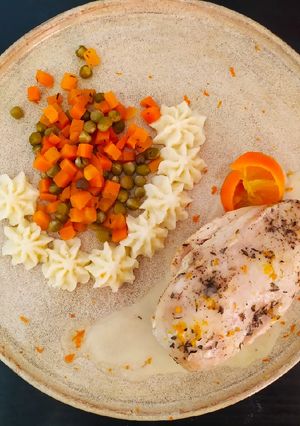 Una foto de Pechuga al limón mandarina con salsa de vino blanco