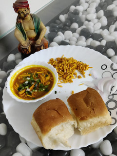 મિસળ પાઉં (Misal Pav Recipe In Gujarati) રેસીપી મુખ્ય ફોટો