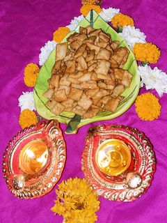 तिखट शंकरपाळी (tikhat shankarpale recipe in marathi) रेसिपी चे मुख्य फोटो 