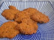 Una foto de galletitas saladas de orégano
