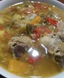 Sopa de pollo con viandas y vegetales