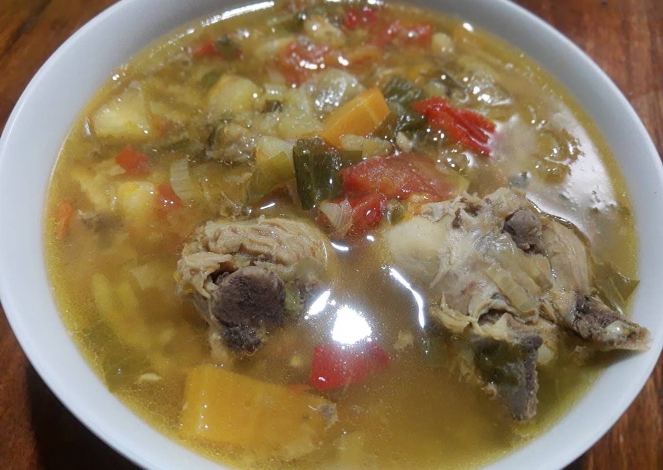 Sopa de pollo con viandas y vegetales