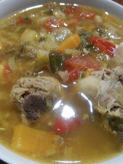 Una foto de Sopa de pollo con viandas y vegetales