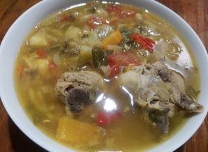 Una foto de Sopa de pollo con viandas y vegetales