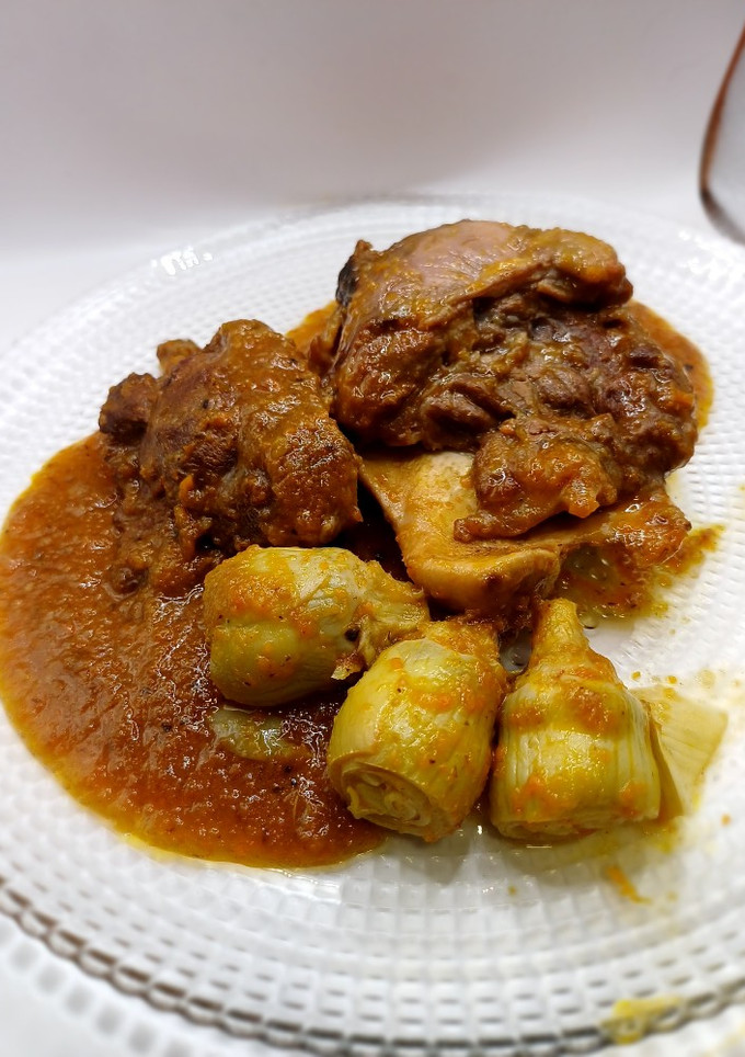 Una foto de Carrillada de cerdo al vermú con corazones de alcachofas