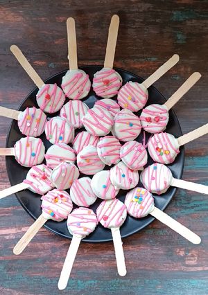 ओरिओ कुकी चाॅकलेट लाॅलीपाॅप (Oreo cookie chocolate lollipop recipe in marathi) रेसिपी चे मुख्य फोटो