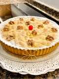 Pastel con crema, manzanas y nueces (Cake with cream, apples and nuts)