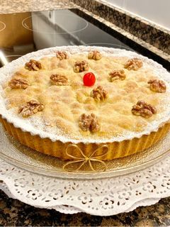 Una foto de Pastel con crema, manzanas y nueces (Cake with cream, apples and nuts)